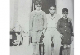 المعلم الفلسطيني محمد المغربي يتوسط أميري الكويت جابر الاحمد وصباح الاحمد