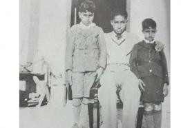 المعلم الفلسطيني محمد المغربي يتوسط أميري الكويت جابر الاحمد وصباح الاحمد