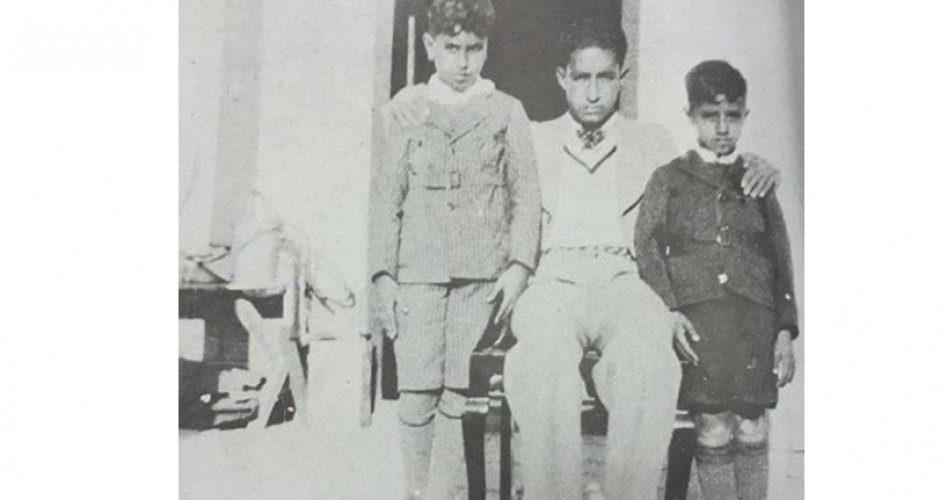 المعلم الفلسطيني محمد المغربي يتوسط أميري الكويت جابر الاحمد وصباح الاحمد